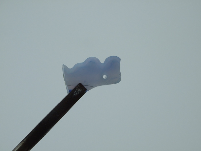 Фото 16. Небольшой свилеватый кусочек витражного стекла. Просверлить в нем отверстие обычным способом было бы затруднительно.