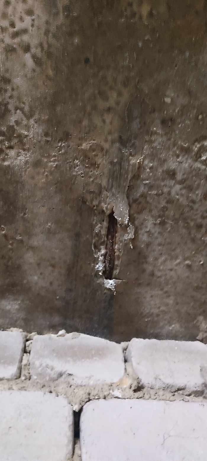 Плита номер три. Оголилась арматура в задней части гаража