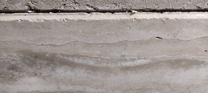 Плита номер три. Трещина во всю длину плиты