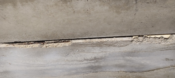 Плита номер три. Оголилась сетка в одном месте. Тонкая трещина по всей длине плиты  в 5-10 см от края