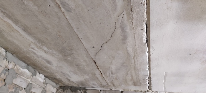 Диагональная трещина крупным планом