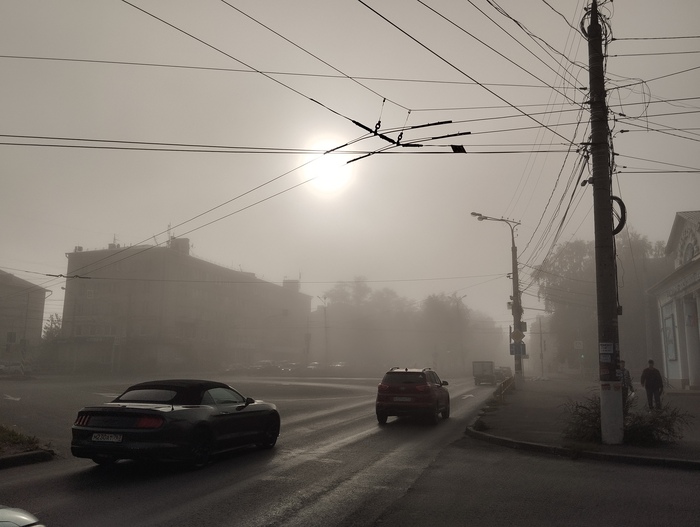 Солнце запуталось в проводах из-за тумана