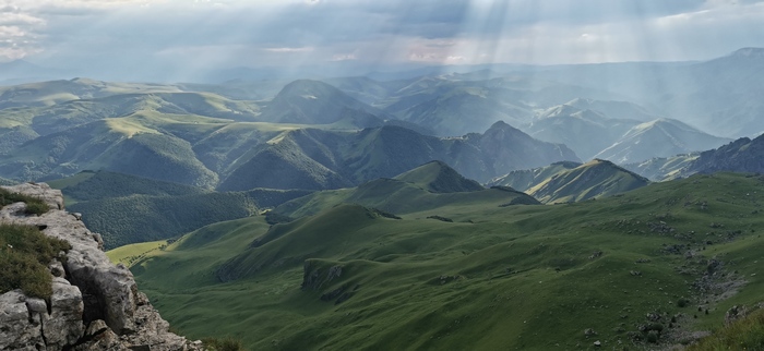 Это ближе к закату. Лучше видеть в живую. Фото не передает всей красоты солнечных лучей