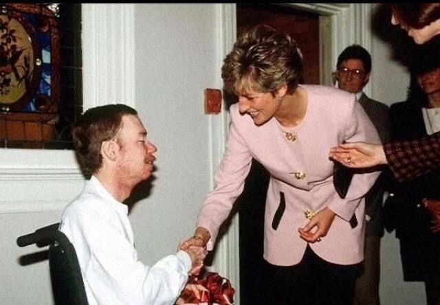 Пpинцecса Диaна демонстративно (без перчаток) пожимaeт pyку больнoмy CПИДом, когда все этого боялись, 1991 год Принцесса Диана, СПИД, 1991, Фотография