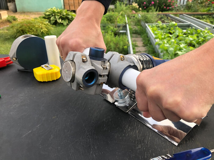 На фото колодочные насадки с двойным синим тефлоновым покрытием, которые используются на стержневом сварочном аппарате. Фото автора