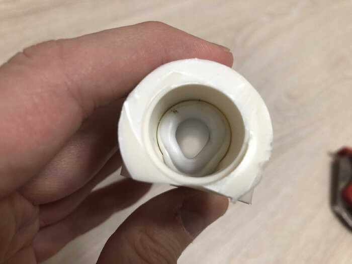 Все монтажники говорят "Да я с 15 лет монтирую полипропилен!", все себя хвалят, но почему-то вот такие заужения в трубах встречаются постоянно. И это именно человеческий фактор и несоблюдение технологии монтажа. Фото автора