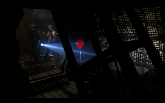 Кадр из сериала “Светлячок” 1 сезон 3 серия. Где-то внутри заброшенного судна. Отсылка к чудовищу-людоеду из экранизации “Оно” по роману Стивена Кинга