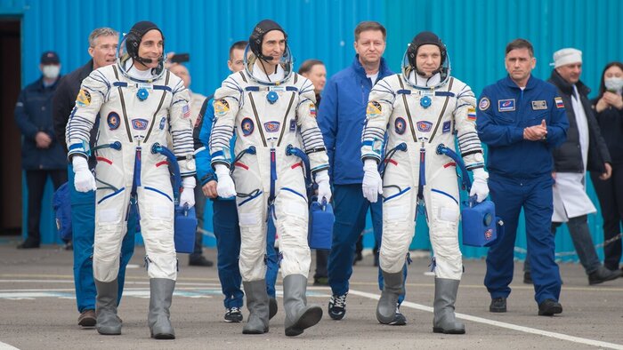 Российские космонавты в скафандре "Сокол КВ-2". Взято из Яндекс-картинок