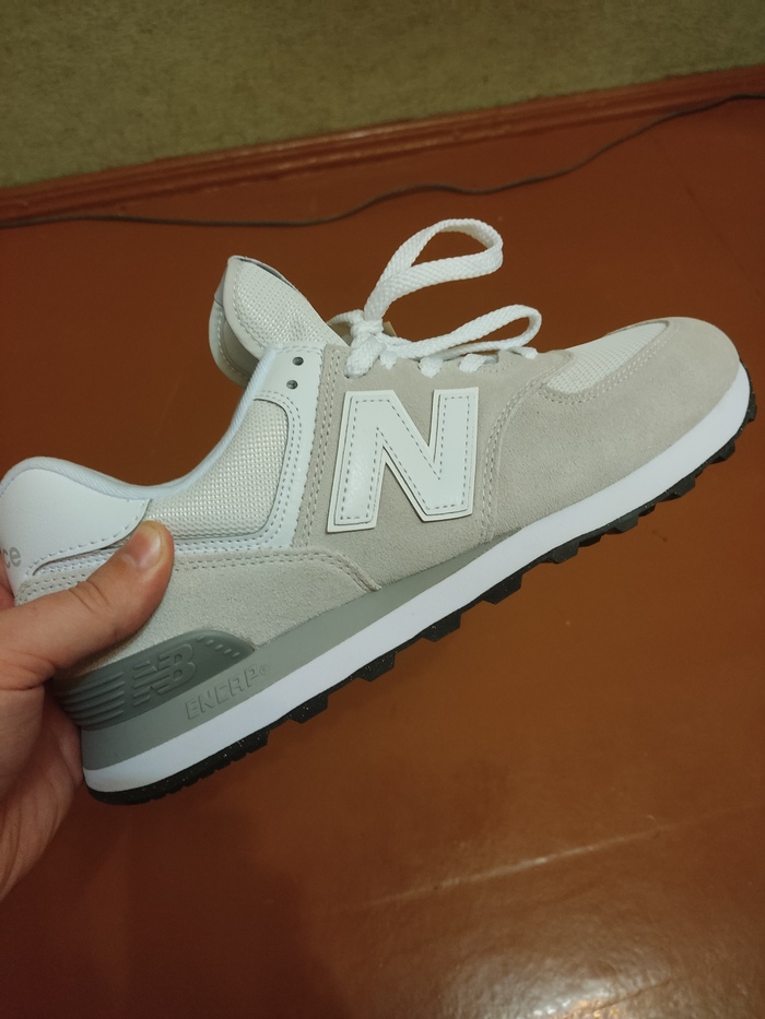 Под буквой N кривит линия подошвы. Совсем чуть-чуть, но в норме вообще не должна нисколько