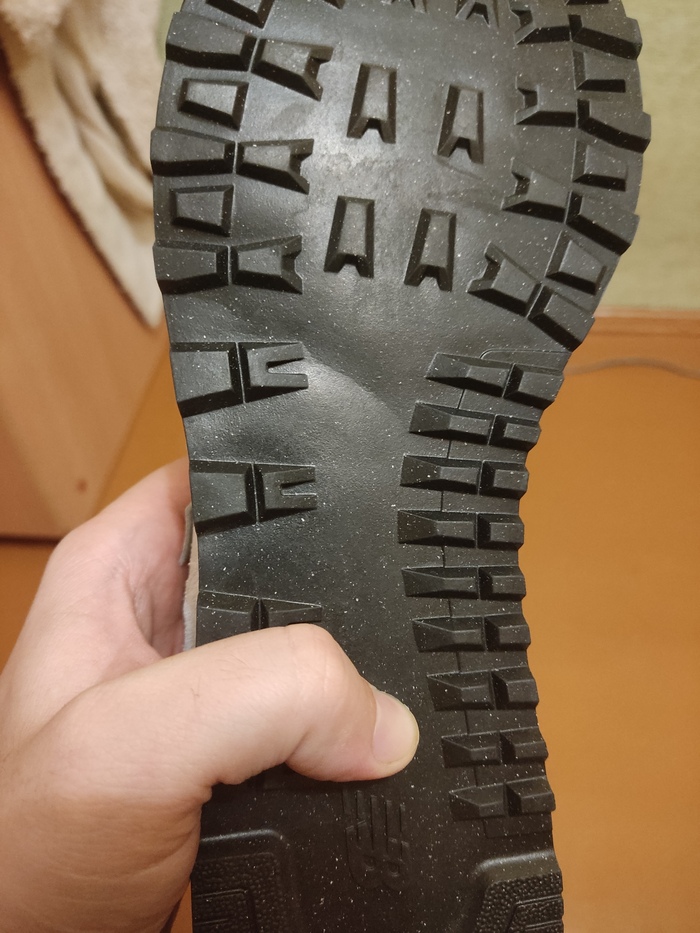 Вот так выглядит на подошве
Словно кто-то упитанный наступил на тонкую грань и очень долго на ней стоял