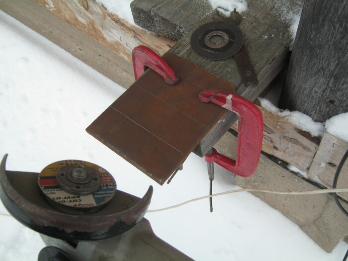 Фото 7. Нарезка заготовок для опорных площадок торцевых изоляторов.