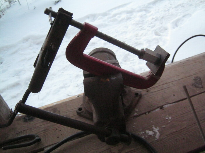 Фото 9. Импровизированное приспособление для сварки.