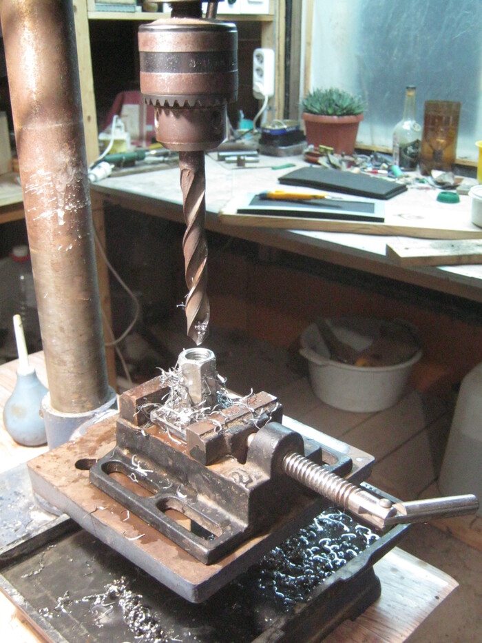 Фото 10. Сверление сквозного отверстия диаметром 14 мм в опорах.