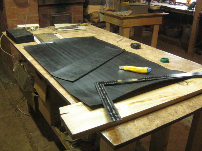 Фото 13. Вырезание заготовок резиновых изоляторов. Конец лезвия ножа периодически макал в хомячью мисочку с водой на столе.