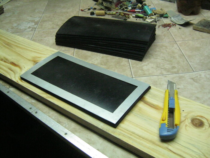 Фото 14. Жестяной шаблон при аккуратной работе позволяет обойтись без линейки.