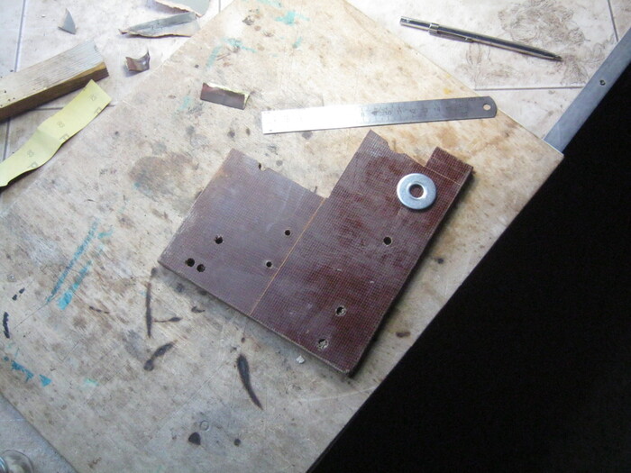 Фото 16. Кусок толстого текстолита – заготовка для торцевых изоляторов.