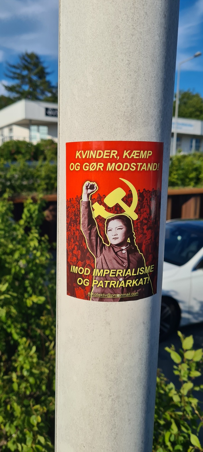 Наклейка на столбе:)