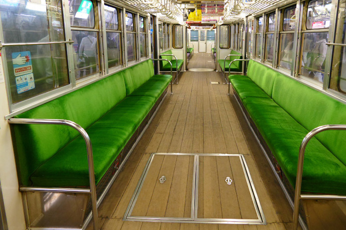 Внутри поезда.