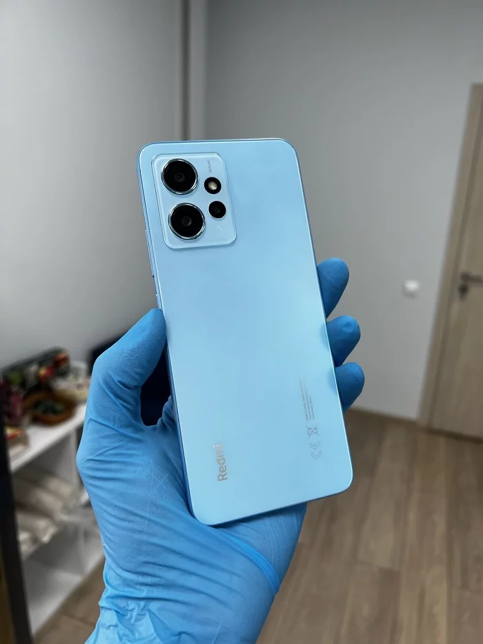 Redmi Note 12 вид сзади — голубой цвет, матовая крышка, тройная камера