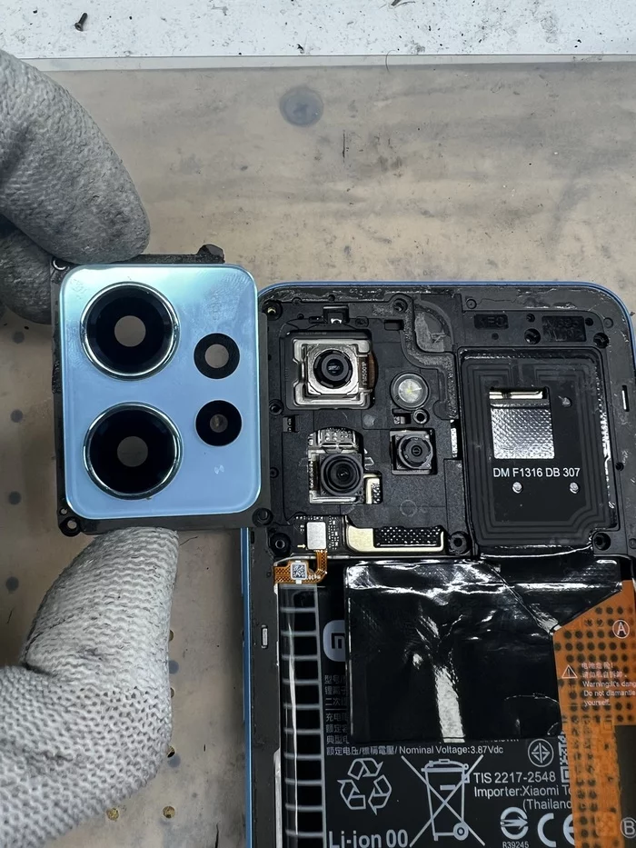 Вырез под камеры Redmi Note 12 изнутри — крупный план при разборке
