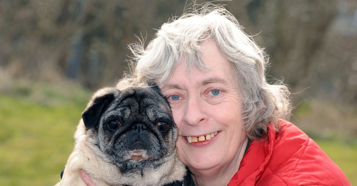 Пожилая женщина с собакой