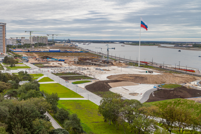 Флаг на набережной в Благовещенске