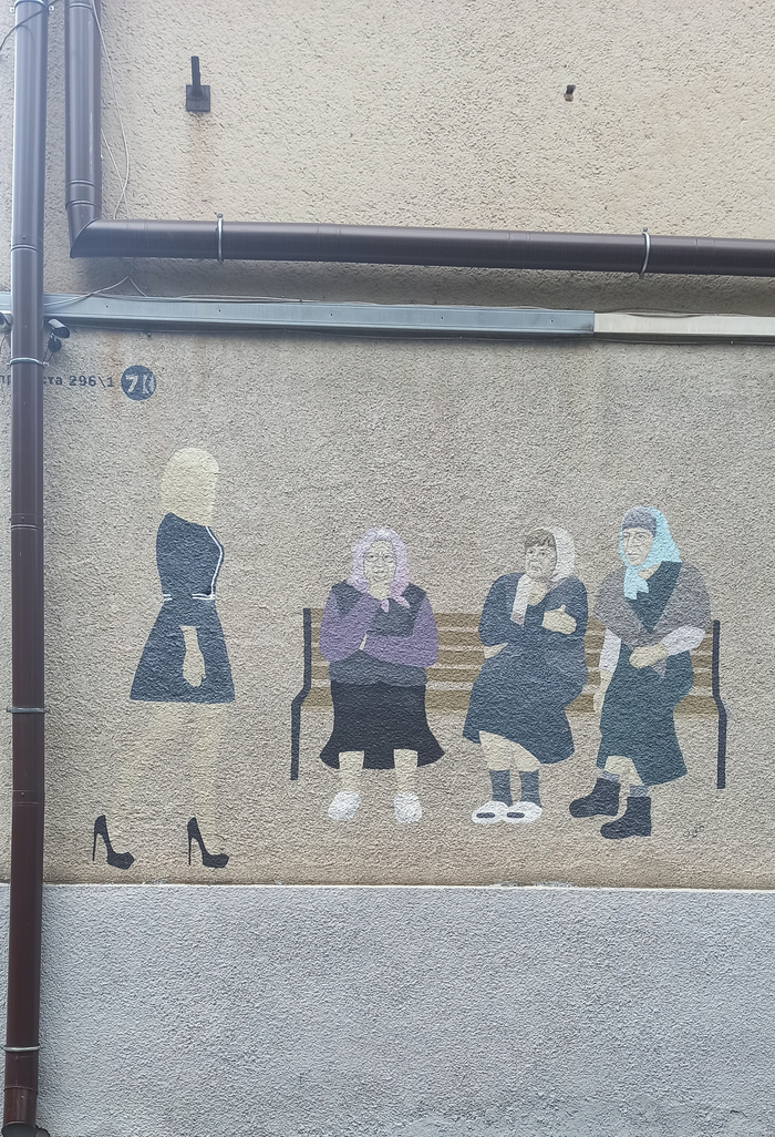 Представитель МИД России, идущая перед бабушками пр. Коста 296/1