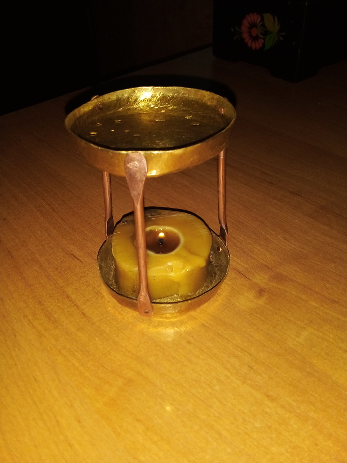 А это уже со свечой и водичкой. В которую масла накапал. Вода греется, испаряется вместе с маслом. В общем всё получилось.