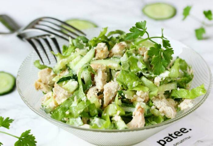 Салат из куриного филе с огурцами и горчицей