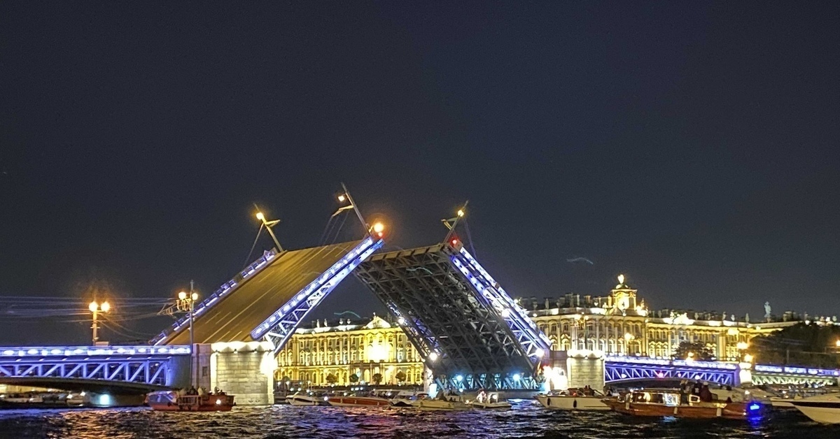 Разводят ли мосты в питере зимой. Развод мостов в Санкт-Петербурге Дворцовый мост. Дворцовый мост в Санкт-Петербурге развод. Дворцовый мост в Питере развод. Дворцовый мост плавучий.