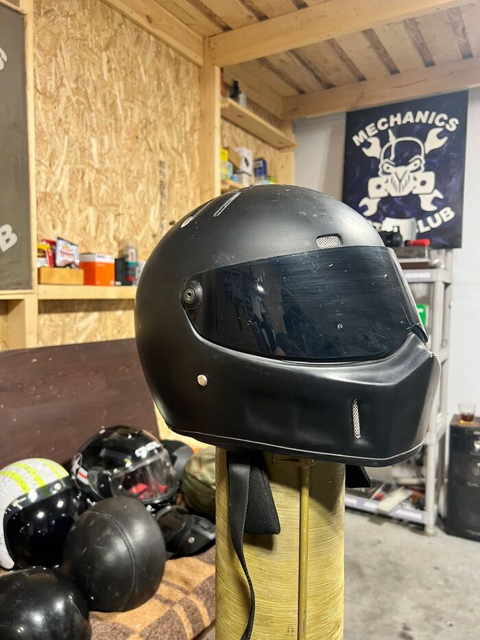 Этому старичку уже более 7 лет. Знакомый купил хорошую реплику Симпсона (по тем временам 12000 рублев), собирался сдавать на категорию но увы, что то там не срослось, и шлем перепродали мне. Шлем использовался в Автобитвах, от чего и вид у него боевой.