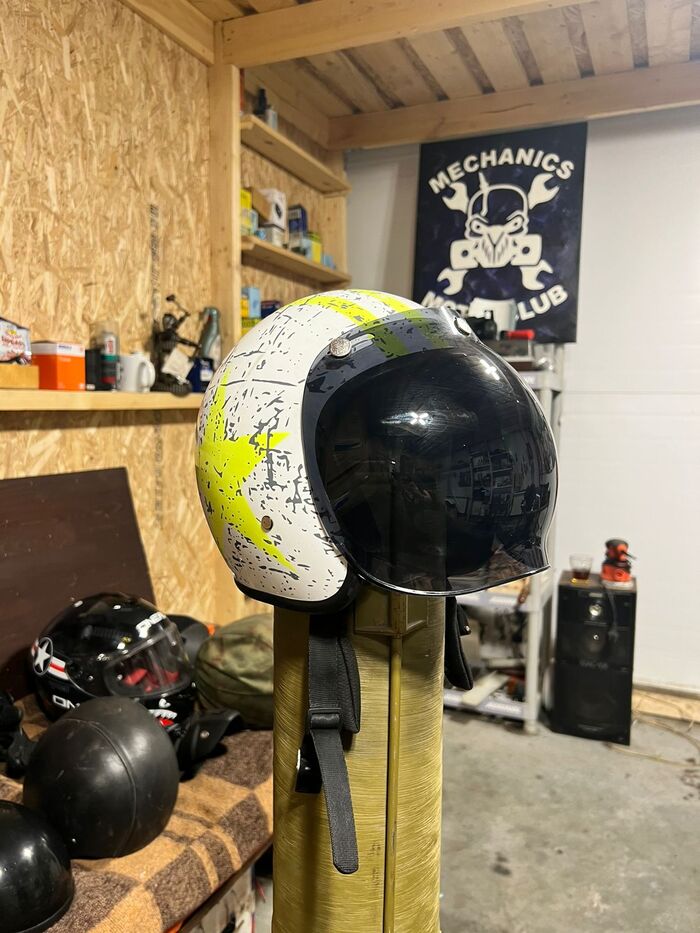 Еще один фаворит) Очень нравится концепция. Подходит для города в умеренную жару (хотя вчера катал в нем при +15), можно и по трассе. Куплен на авито, пузырь подогнал друг.