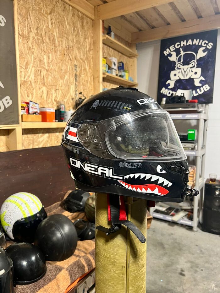 Этот купил для трассы, и на холодную погоду. Всегда любил то что делает Oneal.