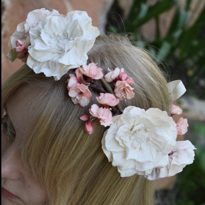 Я переживала, что во время свадьбы он каааак начнёт сыпаться и резваливаться прямо на мне)) но, если честно, я не заметила, чтобы хоть один лепесток упал с моей головы.