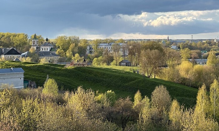 Псевдоисторическая экспозиция новоторжского кремля, крепостной вал. Автор: Мария Баларёва
