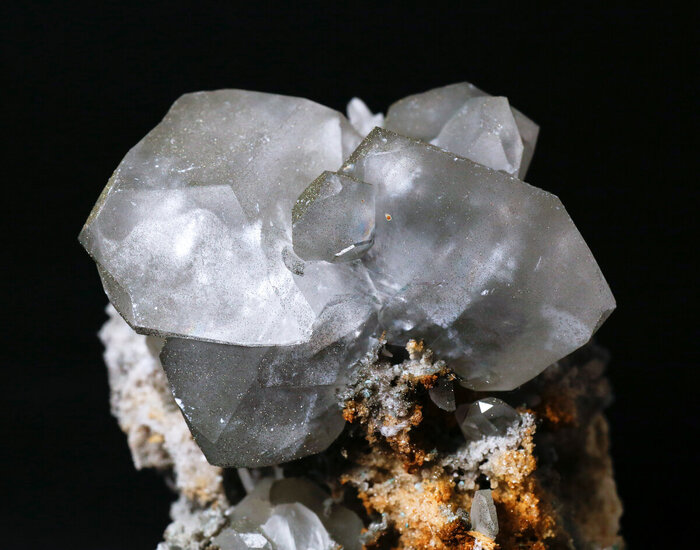 "Кальцитовая розочка". Срастание кристаллов серого кальцита, поверхность кристаллов покрыта марказитом.