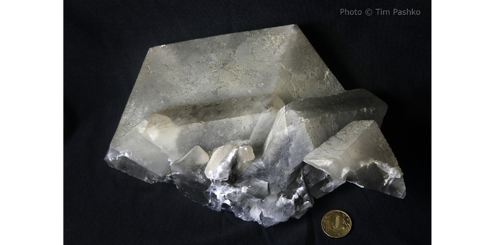 Сросток кристаллов кальцита из 3 штольни. Фотография Тимофея Пашко.