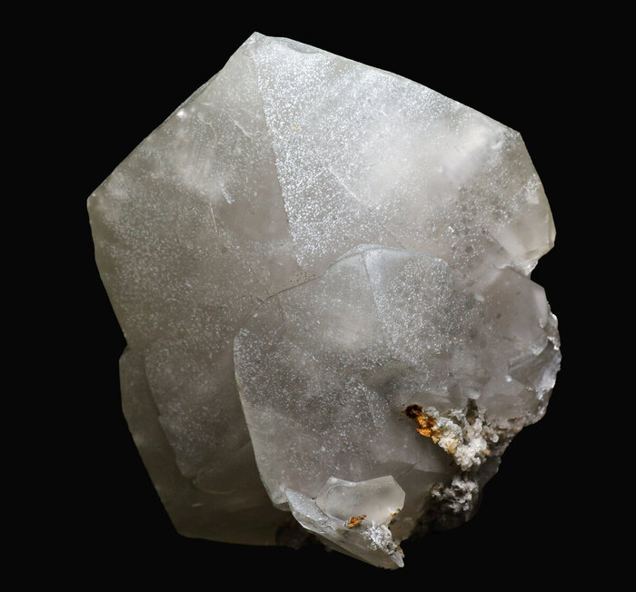 Сросток кристаллов серого кальцита (главный кристалл 8 см в длину). Фотографии Бадьяновой Л.В.