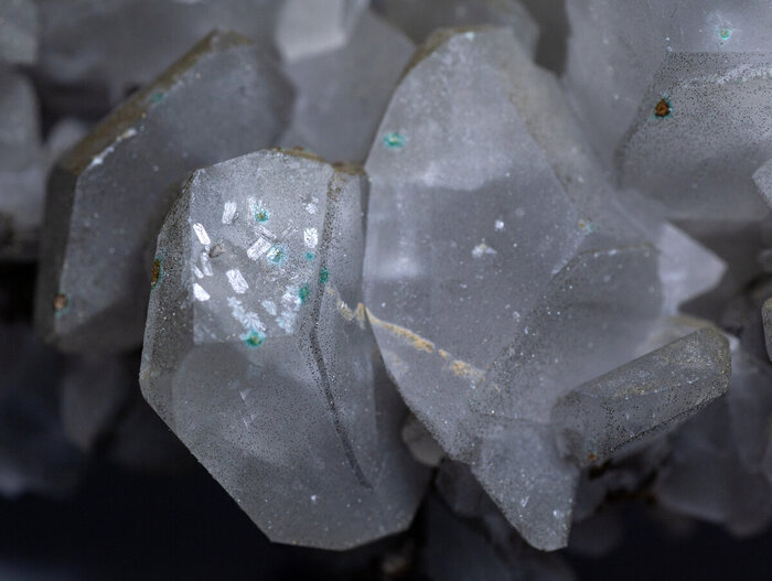 Кристаллы прозрачного гипса (видна моноклинная симметрия) на кристаллах серого кальцита. Зелёные плёнки - брошантит с малахитом. Голубоватые плёнки по переферии - серпьерит. Поле зрения 7 см. Фотографии Бадьяновой Л. В.