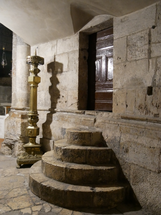 Интересная маленькая дверца и круглая лесенка к ней