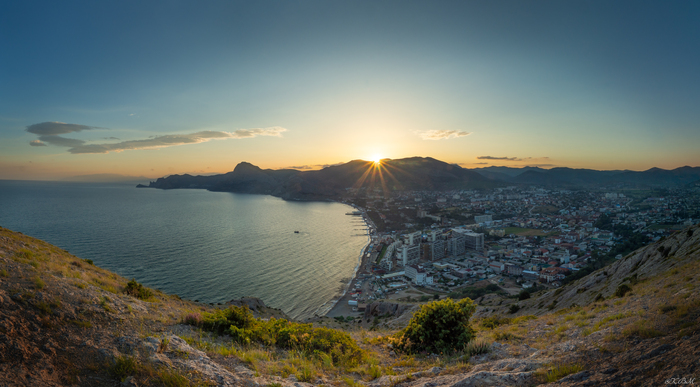 Вид на вечерний Судак с горы Алчак-Кая