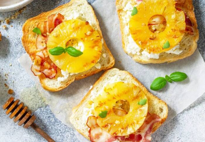 Бутерброды с ананасом и беконом