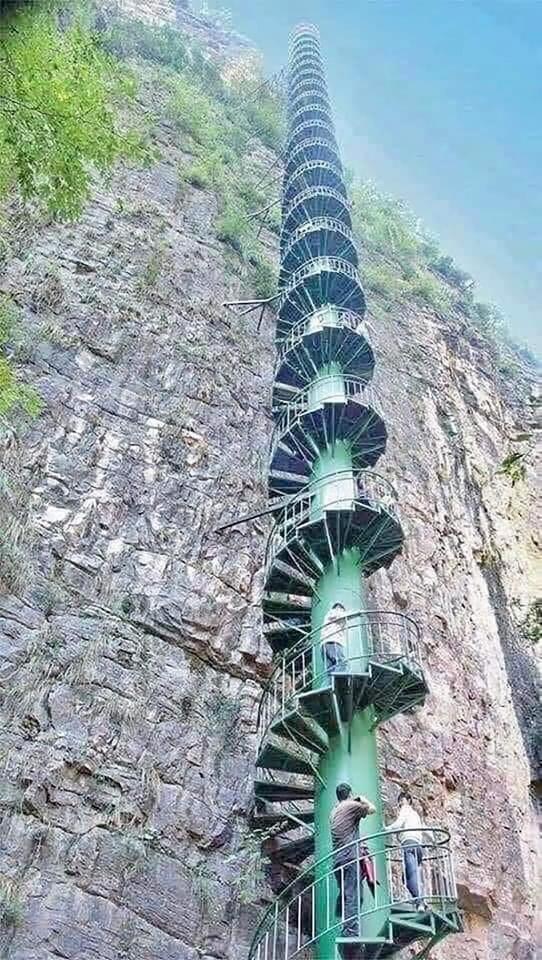 Лестница в горах Тайхан, Китай