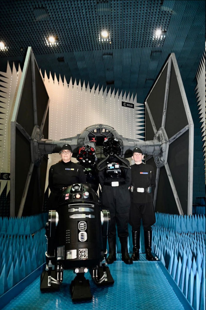 Испытания новой космической техники в безэховой камере Европейского центра космических исследований