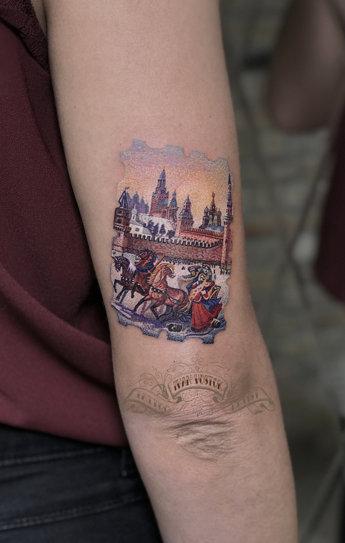 Вот такая марка, посвящена Москве! Оригинальный дизайн!
Делали достаточно долго - 5 часов ! Сделана дотворком (точками). Практика показала что такой способ нанесения делает маленькие татуировки почти вечными!