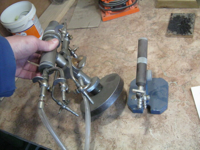 Фото 2. Настольные стеклодувные горелки, малая – справа, большая – в руке.