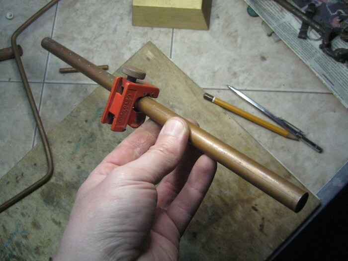 Фото 5. Кусок толстой трубки для корпуса разметил и накернил центры отверстий для регулярных отводов. Нарезал на потребные заготовки роликовым резаком.