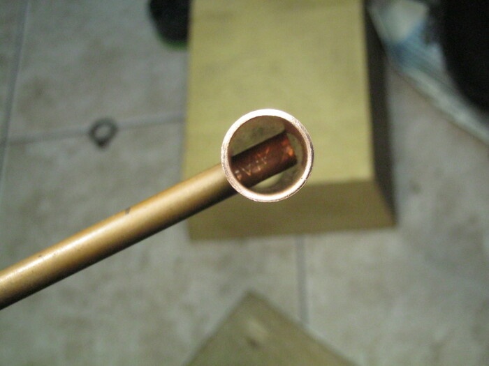 Фото 7. Конструкция отвода – его положение внутри корпуса. При незначительном дополнительном расходе трубки получаем устойчивое и однообразное положение деталей-патрубков во время ответственной операции - сборки – пайки. И без всякой оснастки.