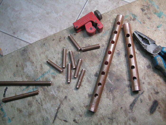 Фото 8. Нарезанные тем же роликовым резаком «патрончики» - заготовки штуцеров-отводов. Две «блокфлейты» - заготовки корпусов «гребенок».