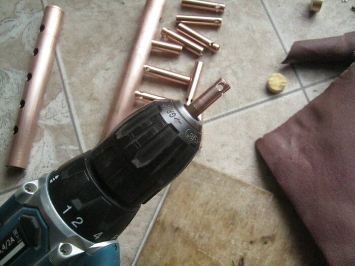 Фото 14. Патрубки благодаря своей нетолстости можно зажать в патроне электродрели, сверлильного станка или вот - шуруповерта.